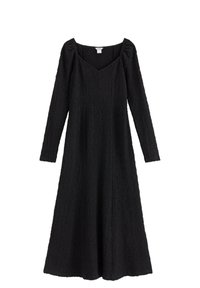 Svart långärmad klänning i texturerad tygkvalitet, fyrkantig halsringning och flytande A-linjeform, som erbjuder en avslappnad passform och elegant design.