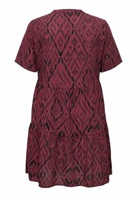 Robe à manches courtes avec jupe à volants rouge foncé présentant un motif géométrique en losanges noirs, vue de dos.