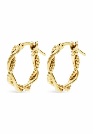 Sæt af små guld hoop øreringe med snoede glatte og teksturerede bånd samt hængsler på en hvid baggrund.