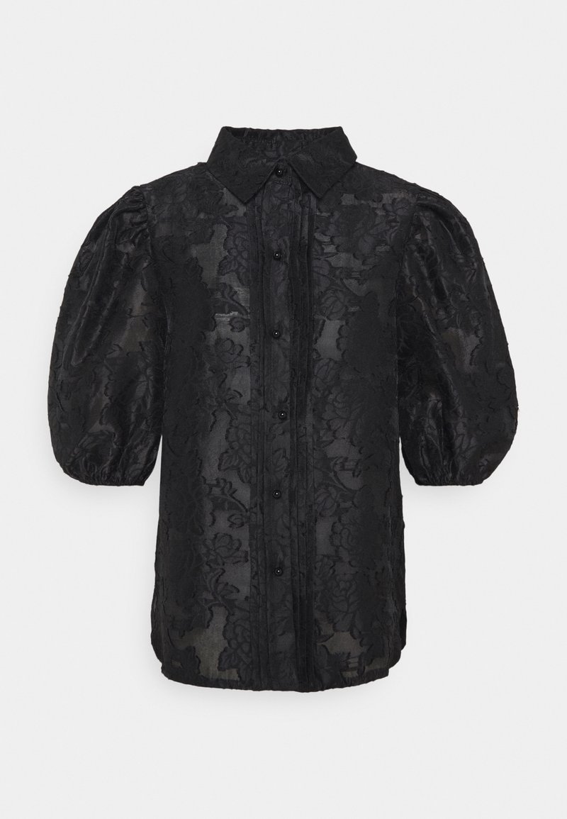 Blouse noire transparente avec motif en dentelle florale, manches bouffantes mi-longues aux coudes, fermeture à boutons sur le devant et col pointu.