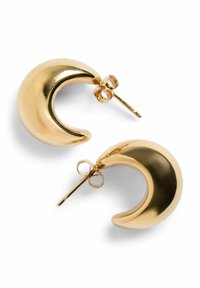 Boucles d'oreilles en forme de croissant de couleur or avec une finition polie et un fermoir simple. Design élégant avec des bords lisses et arrondis.