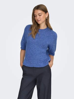 Gebreide blauwe trui met korte mouwen, geribbelde halslijn, gestructureerde stof en een losse pasvorm, gecombineerd met donkere, high-waisted broek.