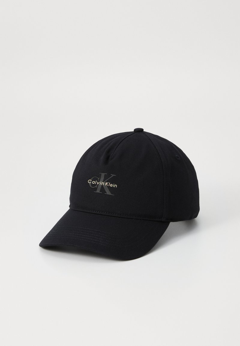 Casquette de baseball noire en tissu avec une visière courbée, présentant un logo Calvin Klein gris à l'avant et une couronne structurée.