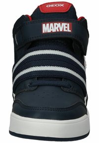 Dunkelblaue Sneakers mit weißen Streifen, roten Akzenten und Klettverschluss. Sie zeichnen sich durch einen glatten Lederoberteil und ein strukturiertes Gewebe am Knöchel aus.