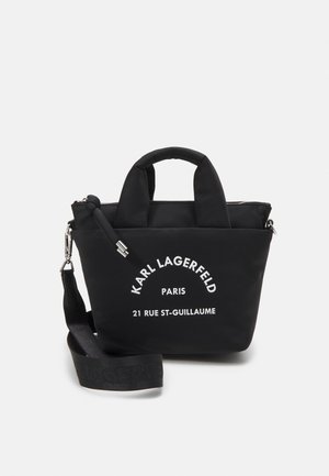Zwarte Karl Lagerfeld handtas met twee handvatten, een afneembare schouderriem en witte tekst op de voorkant.