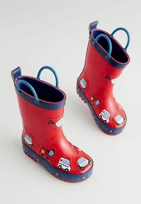 Bottes de pluie en caoutchouc rouge pour enfants avec des accents bleus, ornées de motifs imprimés de véhicules d'urgence et deux poignées bleues pour un enfilage facile.