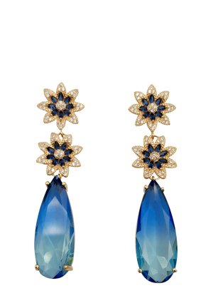 Orecchini d’oro con due fiori in diamante e zaffiro blu e grandi gemme blu a forma di goccia pendenti alla base.