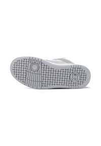 Valkoinen sneaker-pohja, jossa on kuvioitua kumia ja pyöreitä yksityiskohtia. Pintaa halkovat pystysuorat ja vaakasuorat karkearakenteiset urat.
