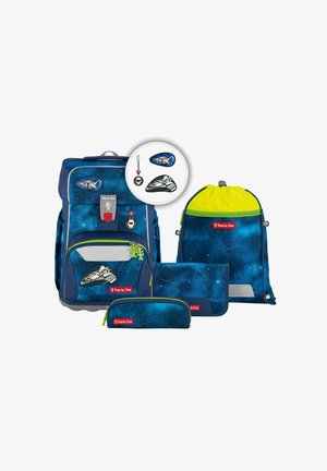 Ensemble de sac à dos arborant un motif cosmique bleu, comprenant un sac à dos, une trousse, un portefeuille et un sac à cordon. Accents en vert et rouge.