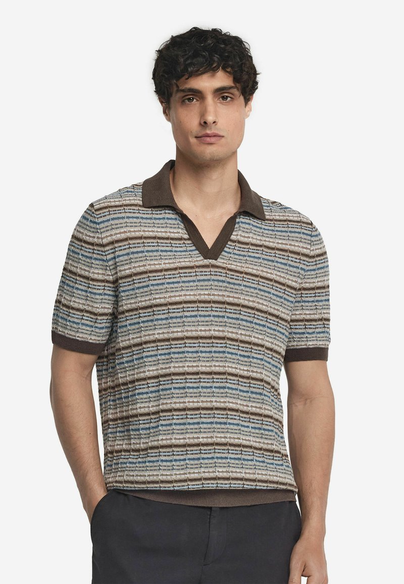 Kortärmad stickad polo med v-ringning, brun- och blårandig design samt enfärgad brun krage och manschetter. Texturerad tyg.