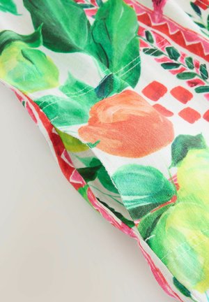 Tkanina s kvetinovým vzorom, ktorá obsahuje živé zelené listy, oranžové a ružové ruže a geometrické červené akcenty. Textúrovaná bavlna s viditeľným stehom.