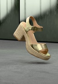 Sélectionné, gold-coloured