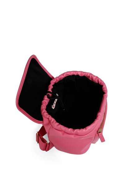 Sac en cuir rose circulaire avec cordon de serrage, intérieur noir et accent de fermeture éclair dorée sur le côté. Bandoulière pour le transport.