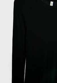 Schwarzes, geripptes Langarmshirt mit rundem Halsausschnitt. Der Stoff wirkt strukturiert, und das Design ist einfach ohne sichtbare Verzierungen.