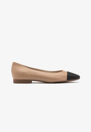 Beige leren balletflat met zwarte neus, ronde vorm, lage hak en gladde textuur. Geschikt voor casual of professionele kleding.