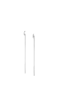 Orecchini in argento caratterizzati da una sottile catena con un pendente a barra minimalista, che mette in risalto un design elegante e moderno, con una texture lucida.