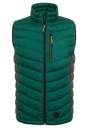 Doudoune sans manches matelassée verte avec col montant, fermeture éclair noire devant et poche poitrine, et panneaux latéraux rembourrés gris.