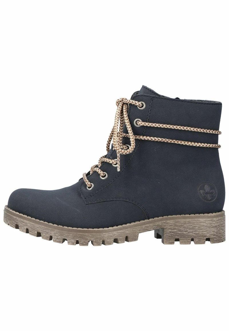 Bottine noire avec des lacets beige, semelle marron robuste et bout rond, avec un logo cousu sur le côté du talon.