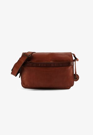 Borsa a tracolla in pelle marrone con patta superiore, tracolla regolabile, tasca frontale con zip e emblema rotondo sul lato. Texture liscia.