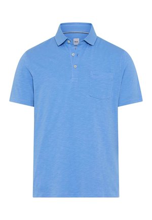 Polo azzurra a maniche corte con colletto, tre bottoni e una piccola tasca sul petto ricamata con il nome del marchio "Brax."