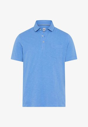 Lichtblauw poloshirt met korte mouwen, kraag, drie knopen en een klein borstzakje geborduurd met de merknaam "Brax."