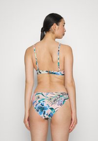 Biquíni floral com base rosa, apresentando padrões tropicais em azul e verde. Cordas finas ajustáveis e um fecho simples nas costas.