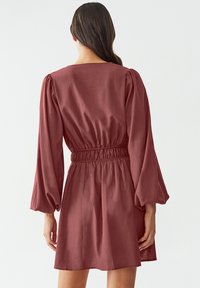 THE FATED TRISSY MINI - Dnevna obleka - terracotta