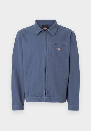 Μπλε μπουφάν με φερμουάρ, γιλέκο με γιακά, δύο μπροστινές τσέπες για τα χέρια και μία τσέπη στο στήθος με φερμουάρ που φέρει λογότυπο.