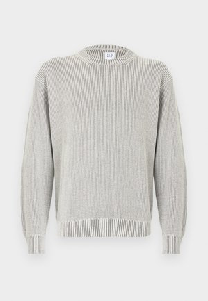 Svetlosivý rebrovaný pletený sveter s okrúhlym výstrihom a dlhými rukávmi, s štítkom GAP na krku, zobrazený na bielom pozadí.