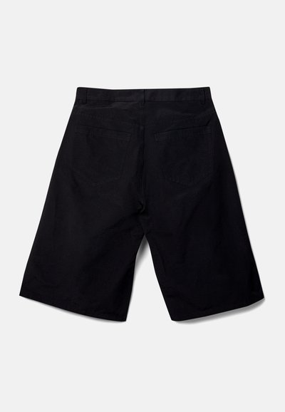 Zwarte katoenen shorts met een rechte snit, voorzien van een platte tailleband, twee achterzakken en een gladde textuur.
