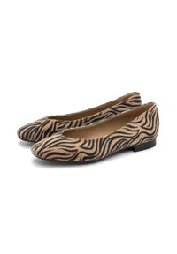 Ballerine con stampa zebratica nera e beige. Parte superiore in tessuto morbido, punta rotonda e tacco basso nero. Fodera interna liscia.