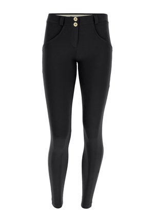 Pantaloni neri a vita alta realizzati in un materiale elastico, dotati di due tasche anteriori, chiusura con doppio bottone e una consistenza liscia.