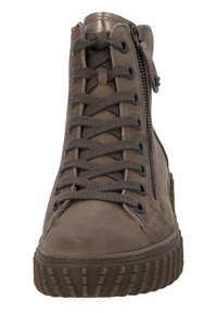 Sneaker alta in pelle marrone con punta rotonda, allacciatura frontale e cerniera laterale, dotata di superficie testurizzata e suola in gomma con righe.