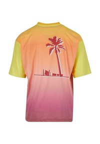 Kortermet T-skjorte med en ombre-design fra gul til rosa, med et rødt palmetre-graphic og en minimalistisk landskapskontur.