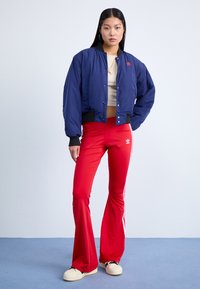 adidas Originals FLARED - Tamprės – kelnės - better scarlet