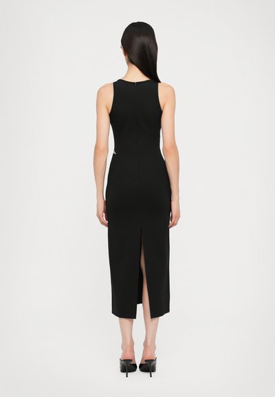 Rochie midi neagră, ajustată, cu o fante în spate și un material neted, ușor texturat. Design fără mâneci, cu un guler înalt.
