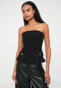 Zwarte denim strapless top met gestructureerde lijfje, peplumzoom en gouden knoopaccenten op de zijzakken. Gladde textuur, getailleerd ontwerp.