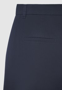 Dunkelblaue Hose mit glatter Textur, ausgestattet mit einer flachen Gesäßtasche und dezenten Steppnähten. Geeignet für formelle oder legere Anlässe.