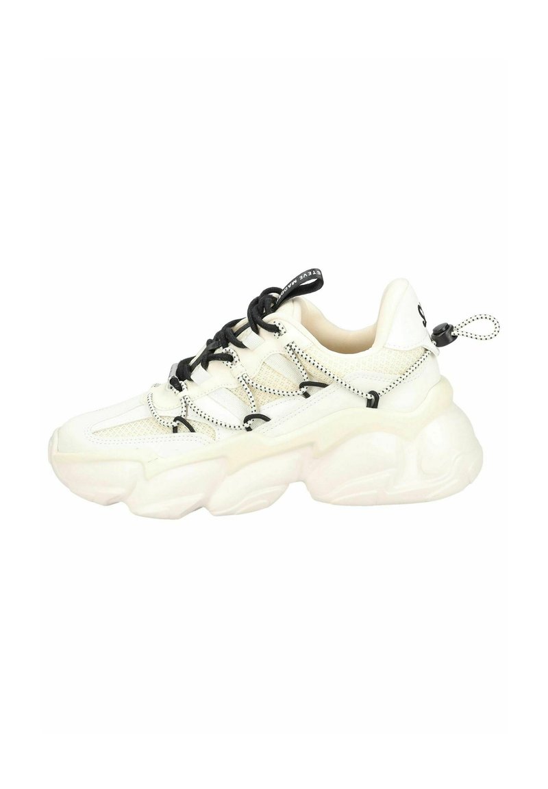 Weißer Sneaker mit einer dicken Sohle, ausgestattet mit einem Mesh-Obermaterial, schwarzen Schnürsenkeln und einer Lasche zum Anziehen. Texturierte Akzente und Kontrastnähte sind sichtbar.