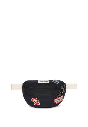 Sac banane noir en tissu avec une forme arrondie, doté d'une poche zippée à l'avant et de plusieurs patchs brodés colorés, ainsi qu'une sangle beige.
