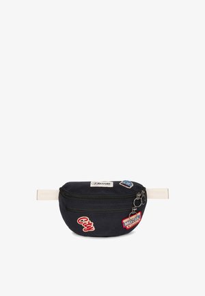 Czarna saszetka typu nerka o zaokrąglonym kształcie, z przednią kieszonką zapinaną na zamek błyskawiczny oraz wieloma kolorowymi, haftowanymi naszywkami i beżowym paskiem.