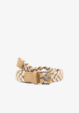 Cintura in tessuto beige e bianco intrecciato con fibbia e passante in pelle marrone chiaro, dotata di una chiusura metallica a doppia ardiglione, arrotolata su sfondo bianco.