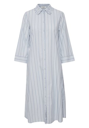 Robe boutonnée bleu clair avec des rayures blanches verticales, un col froncé, des manches 3/4 et des fentes latérales pour faciliter le mouvement.