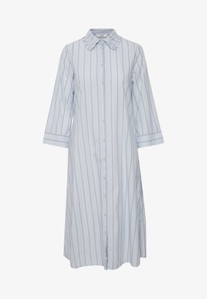 Robe boutonnée bleu clair avec des rayures blanches verticales, un col froncé, des manches 3/4 et des fentes latérales pour faciliter le mouvement.