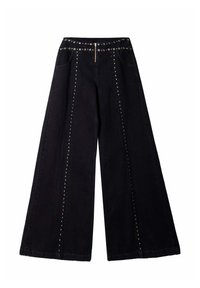 Pantalones negros de pierna ancha hechos de mezclilla, con tachuelas metálicas a lo largo de las costuras laterales y una pretina tachonada con cremallera frontal y bolsillos.