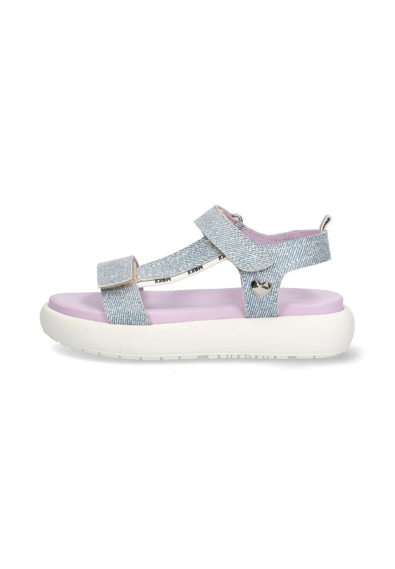 Blaue Sandalen im Denim-Stil mit rosa Sohlen, ausgestattet mit verstellbaren Riemen und herzförmigen Ausschnitten an der Seite für zusätzliche Belüftung.
