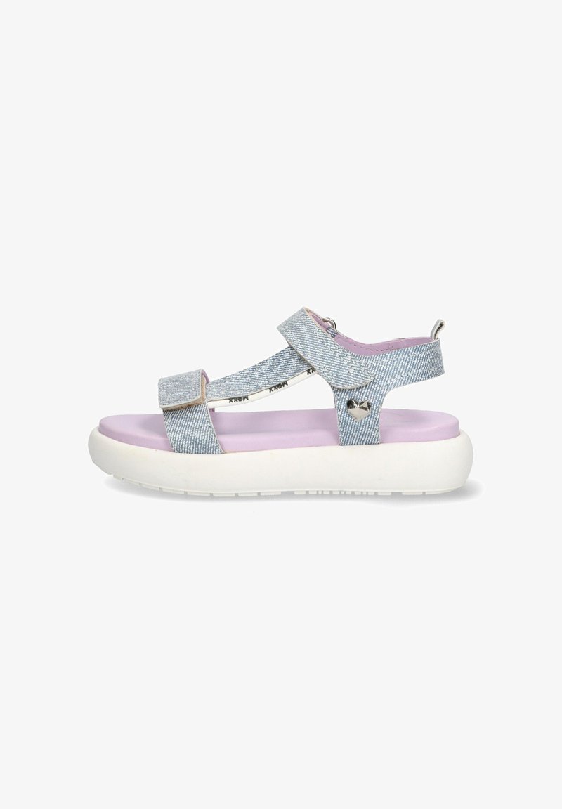 Blauwe denim-stijl sandalen met roze zolen, voorzien van verstelbare banden en hartvormige uitsparingen aan de zijkant voor extra ventilatie.