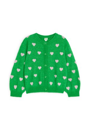 Cárdigan verde de punto con motivos de corazones en rosa claro, frontal con botones, puños, cuello y bajo acanalados.