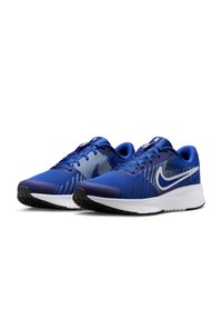 Niebieskie buty sportowe z teksturowaną cholewką i białą podeszwą. Cechy obejmują centralny system sznurowania oraz wyraźne logo Nike po boku.