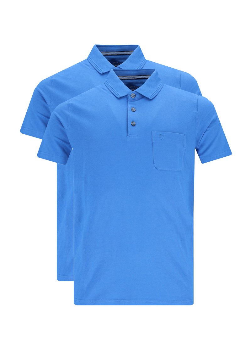 To identiske blå polo-shirts lavet af glat bomuld, med krave, tre knapper og en lille lomme på venstre bryst.